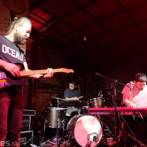 Felix v .klube pod lampou