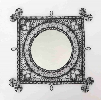 Zrkadlo opletané drôteným ornamentom